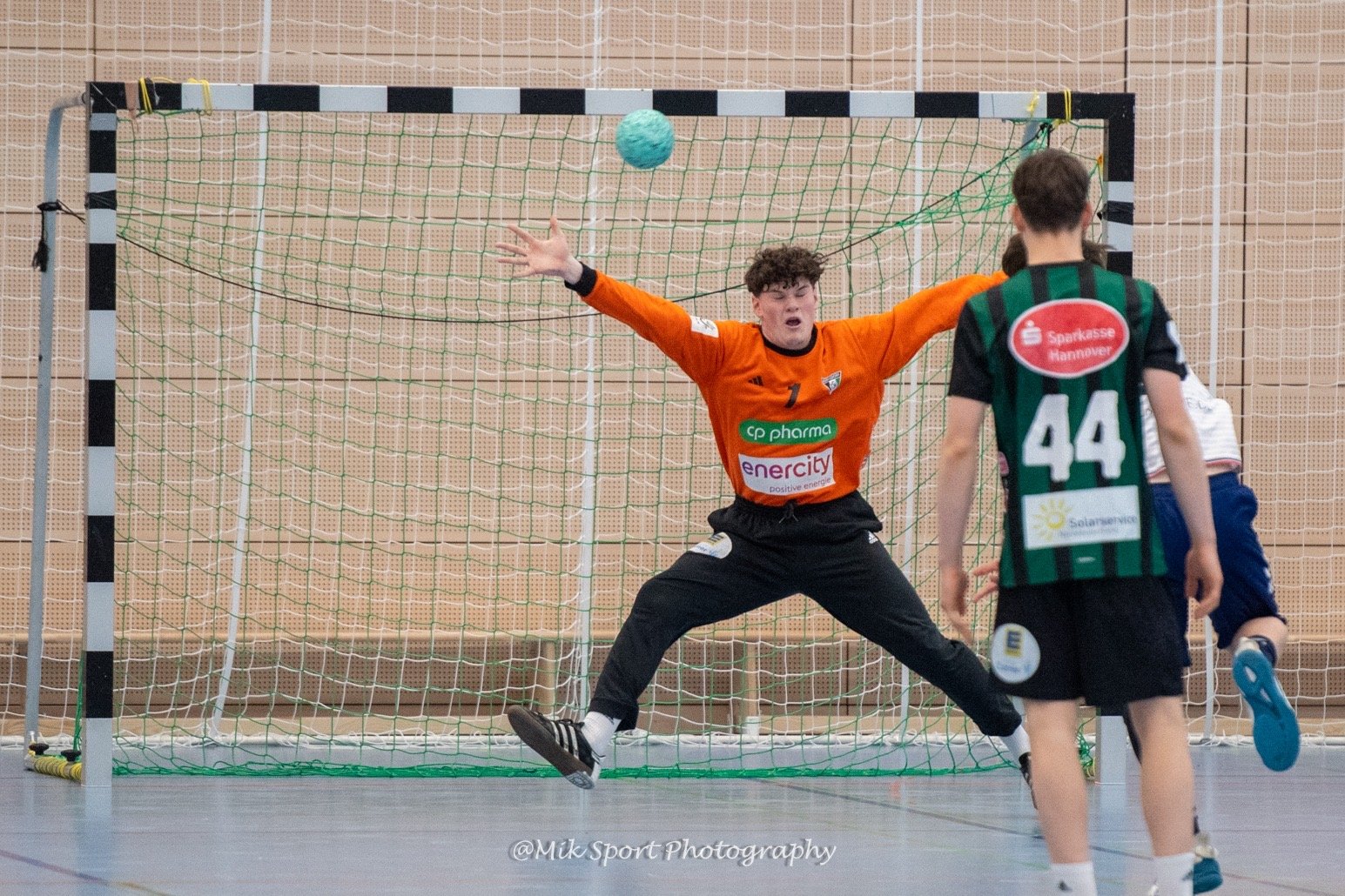 Torwart Thorben Skerhutt in Aktion