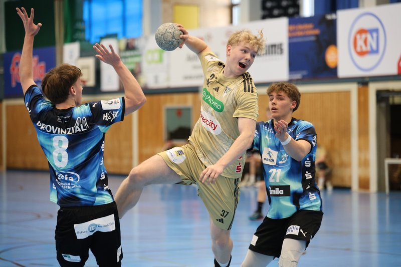 U19_Szene_aus_dem_Hinspiel_mit_Clemens_Bertram