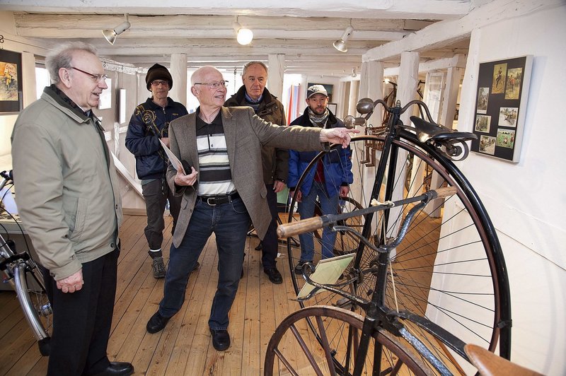 Walter Euhus (2. von links) führte durch die Fahrradwelten 2