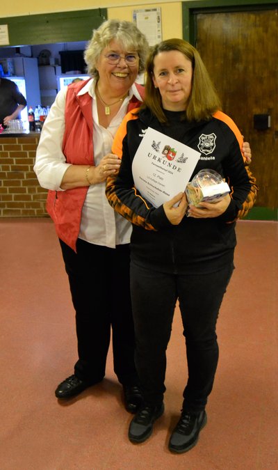 Kreisdamenleiterin Birgit Winter (links) gratuliert Daniela Schluckebier-Resse vom TSV Wettmar zu ihren Erfolgen bei den Schießwettbewerben.