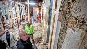 Bausünden aus der Vergangenheit: Im Zuge von Um- und Einbauten sei im Lauf der Jahrzehnte überall im Rathaus I unsachgemäß in die Bausubstanz eingegriffen worden - nicht nur in der Eingangshalle, sagt Architekt Andreas Schmotz (vorne).