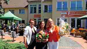 Freuen sich über die Eröffnung des Cafés: Melanie Bauer vom Kleefelder Seniorenpflegeheim (von links), Café-Mitarbeiterin Rosina Proietto-Göbser und Nadine Schattschneider vom Helenenhof.